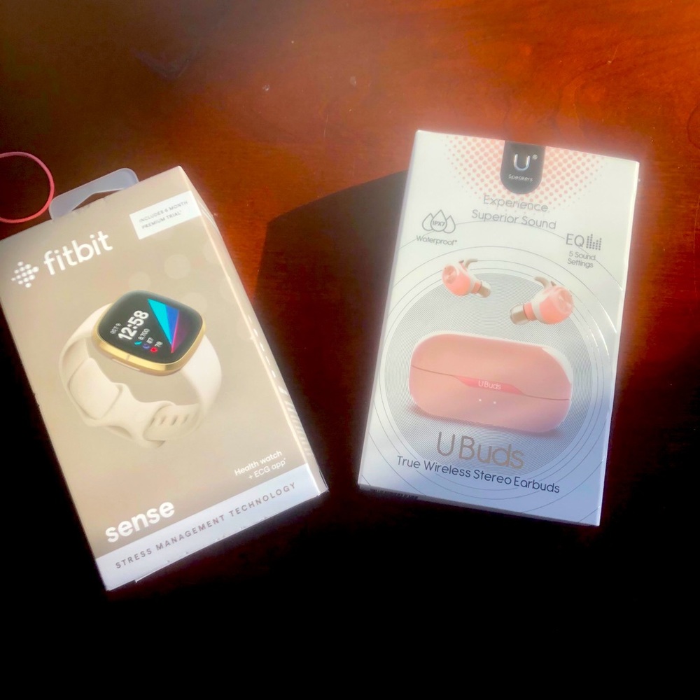 Fitbit Sense lunar white and UBuds.